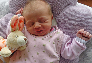 Am 21.08.2026 ist Thilda aus Greußen geboren, mit 2940 g und 50cm. Eltern: Vanessa und Jan. Foto: Station/privat