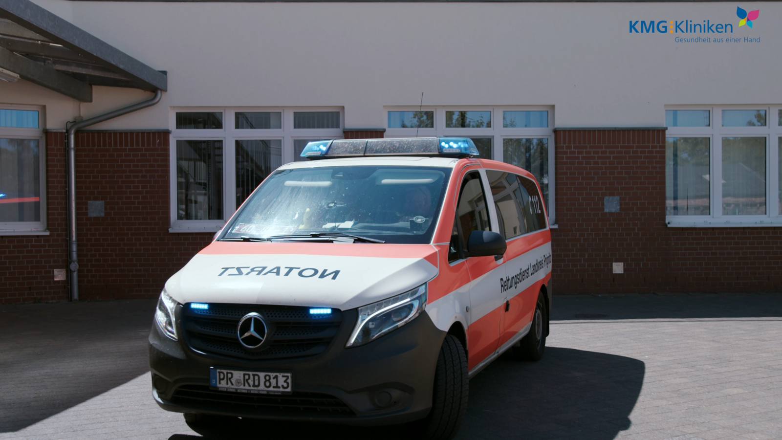 Notarztwagen vor dem Krankenhaus