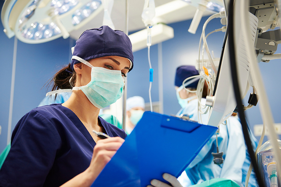 Anästhesistin bei der Überwachung einer Patient*in in den KMG Kliniken
