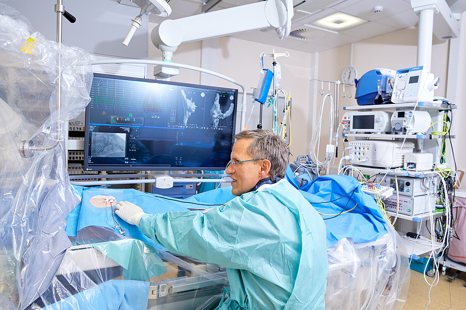 Ärzt*in während der elektrophysiologischen Untersuchung im KMG Klinikum Güstrow