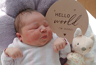 Emma Florentine Kewel geboren am 18.04.2026 mit 5000 g und 57 cm. Foto: Station/privat