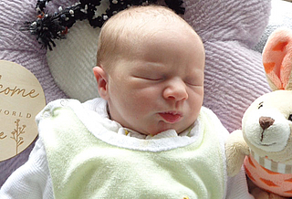 Am 11.09.2026 ist Casey Schneider aus An der Schmücke geboren, mit 2830 g und 49 cm. Eltern: Steffi Becker und Michell Schneider Foto: Station/privat