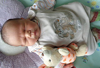 Am 20.10.2026 ist Eddi Fries aus Clingen mit 3480 g und 50 cm geboren. Eltern: Anika und Stefan Foto: Station/privat