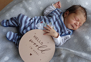 Am 18.08.2026 ist Linus Olsen aus Sondershausen geboren, mit 3600 g und 52 cm. Eltern: Leonie Olsen und Toni Jesemann. Foto: Station/privat