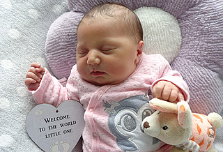 Am 10.09.2026 ist Babi Gabunia aus Bad Frankenhausen, mit 3860 g und 51 cm geboren. Eltern: Aleksandra Gogoluuri und Mikheil Gabunia. Foto: Station/privat