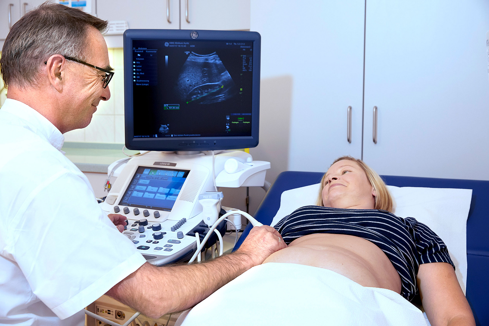 Dr. Torsten Liebig bei einer Ultraschalluntersuchung
