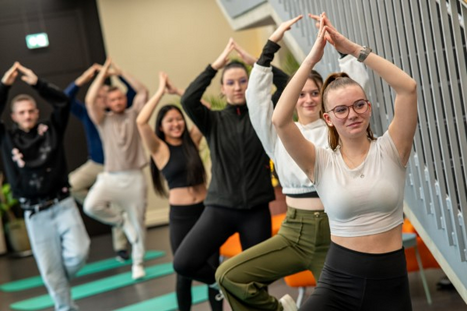 Gruppe junger Menschen trainiert Achtsamkeit