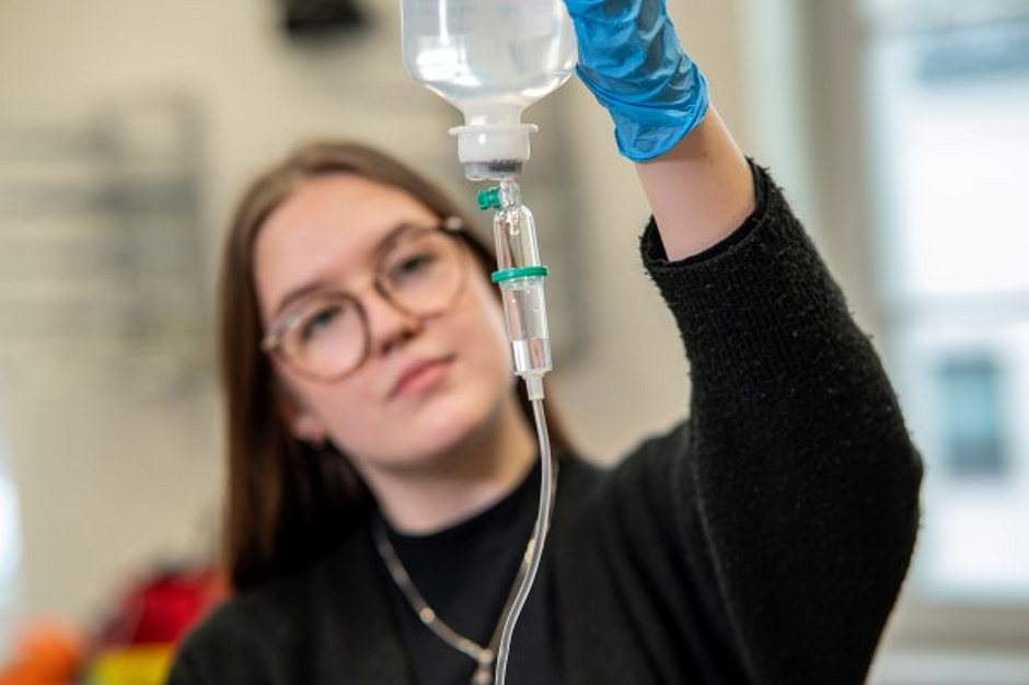 Auszubildende bereitet Infusion vor