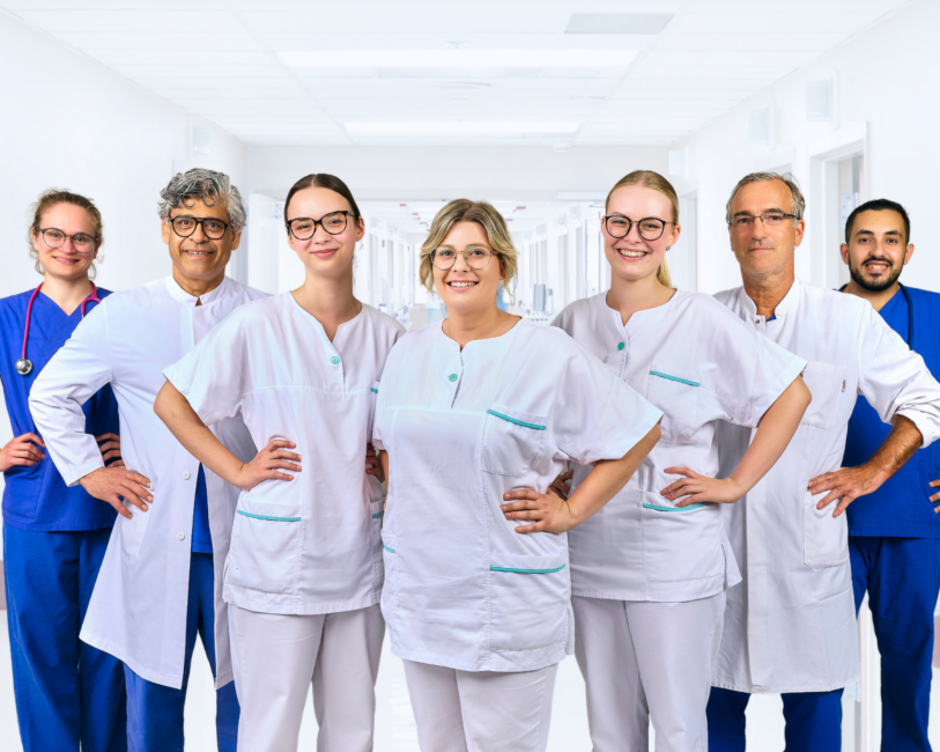 Interdisziplinäres Team auf dem Krankenhausflur