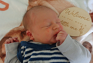 Am 02.09.2026 ist Ben Kurt Kelber aus Ichstedt, mit 2990 g und 49 cm geboren. Eltern: Madlen Keller und Burghard Kelber Foto: Station/privat