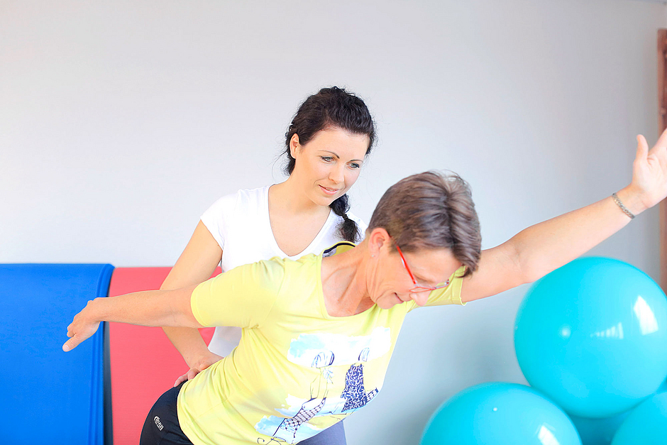 Zwei Frauen während der physiotherapeutischen Behandlung