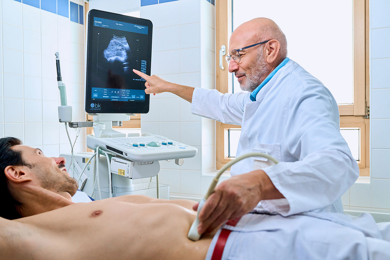 Dr. Mahmoud Sayyad bei einem Ultraschall