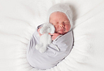 Mika Zwilling aus Niedergörsdorf, geboren am 06.05.2026 mit 4010 g und 52 cm. Foto: Mandy Melchior