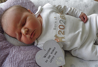 Matheo Levin Dennstedt aus Großfurra, geboren am 02.06.2026 mit 5270 g und 53 cm. Eltern: Emely Dennstedt und Florian Foto: Station/privat