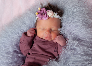 Ida Stein aus Woltersdorf, geboren am 30.11.2025 mit 3210 g und 51 cm. Eltern: Rebecca und Paul Stein. Foto: Mandy Melchior