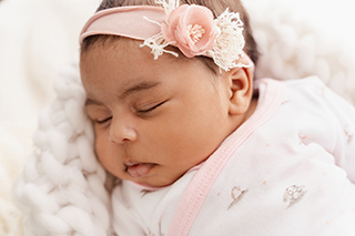 Kehlani Perez aus Güstrow, geb. am 14.02.2025 um 00.28 Uhr, 49 cm, 3555g. Foto: Johanna Bast
