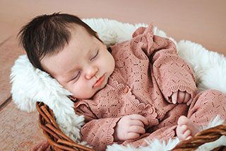 Lucia Anna Buettner aus Güstrow, geb. am 06.02.25 um 03.25 Uhr, 57 cm, 4400 g. Foto: Bensing-Brandt