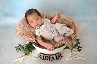 Adam Jamshidi aus Güstrow, geb. am 26.04.2025 um 19.51 Uhr, 56 cm, 3725 g. Foto: Nicole Voss