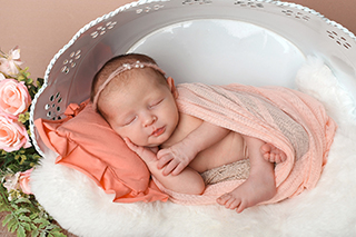 Juna Dahlia Lembcke aus Güstrow, geb. am 07.05.25 um 08.37 Uhr, 51 cm, 3560 g. Foto: Nicole Voss