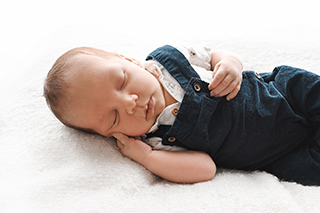 Theodor Skujat aus Rostock, geb. am 14.09.2025 um 13.58 Uhr, 53 cm, 3545 g. Foto: Nicole Voss