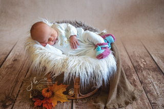 Maja Nicole Berghof aus Riethgen, geboren am 08.11.2022 um 18:18 Uhr. 3640 g und 54 cm. Eltern: Nicole & Toni Berghof Foto: Fotomomente Jeanine Kiel