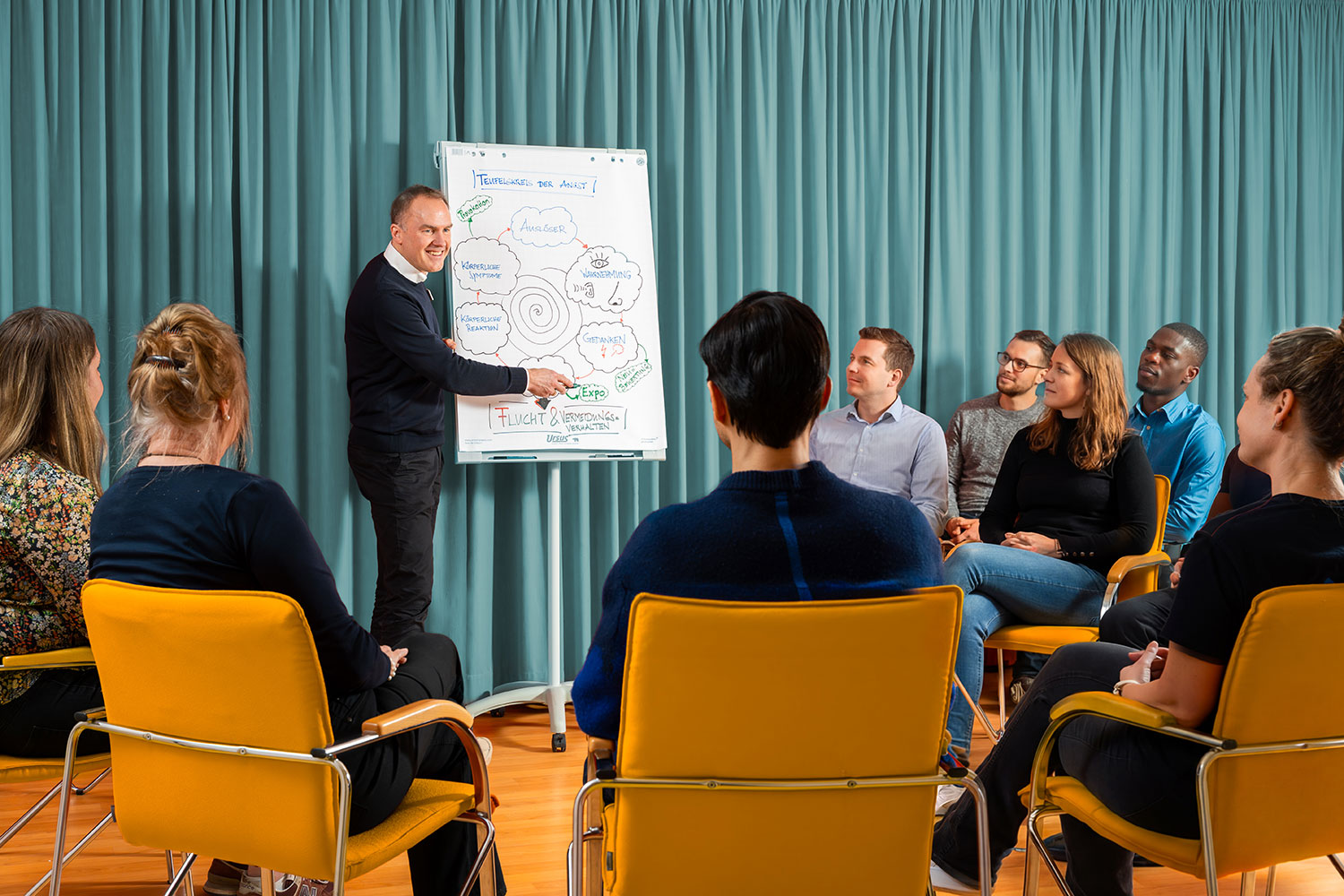 Dr. Krüger mit Patient*innen in einer Gruppentherapie